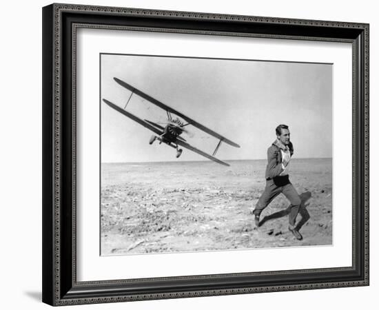 NORTH BY NORTHWEST, 1959 directed by ALFRED HITCHCOCK Cary Grant (b/w photo)-null-Framed Photo