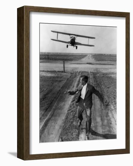 NORTH BY NORTHWEST, 1959 directed by ALFRED HITCHCOCK Cary Grant (b/w photo)-null-Framed Photo