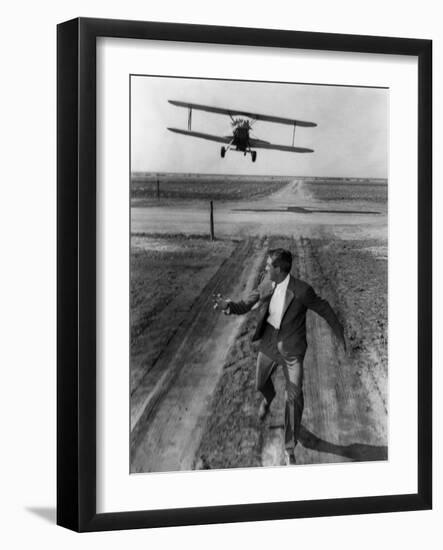 NORTH BY NORTHWEST, 1959 directed by ALFRED HITCHCOCK Cary Grant (b/w photo)-null-Framed Photo