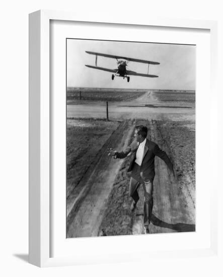 NORTH BY NORTHWEST, 1959 directed by ALFRED HITCHCOCK Cary Grant (b/w photo)-null-Framed Photo