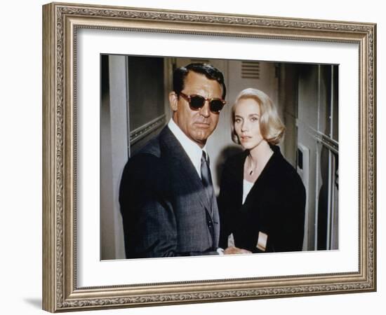 NORTH BY NORTHWEST, 1959 directed by ALFRED HITCHCOCK Cary Grant / Eva Marie Saint (photo)-null-Framed Photo