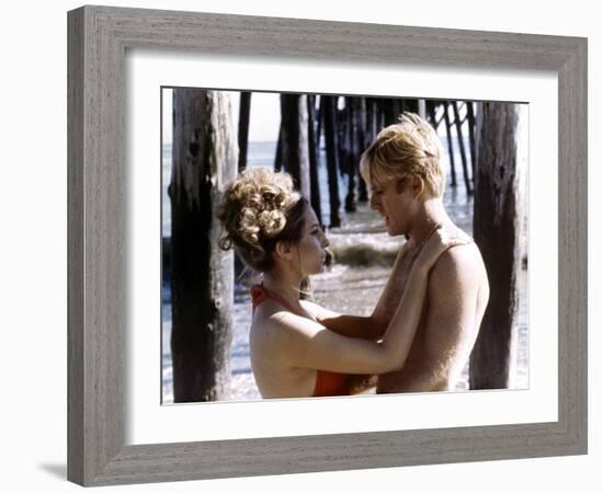 Nos plus Belles Annees THE WAY WE WERE by Sydney Pollack with Robert Redford and Barbra Streisand,-null-Framed Photo