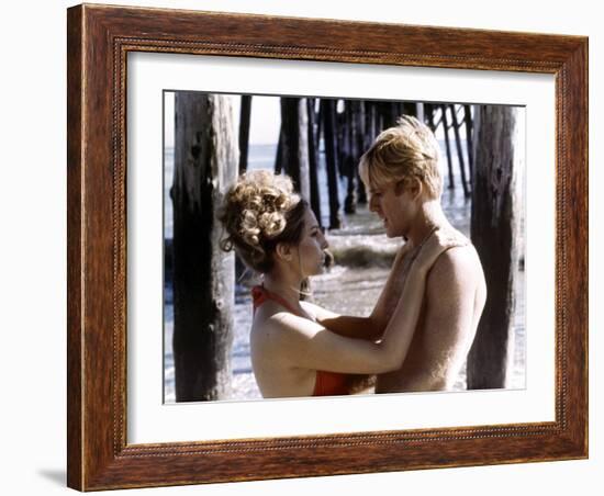 Nos plus Belles Annees THE WAY WE WERE by Sydney Pollack with Robert Redford and Barbra Streisand,-null-Framed Photo