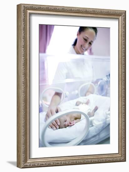 Nurse And Premature Baby-Science Photo Library-Framed Photographic Print