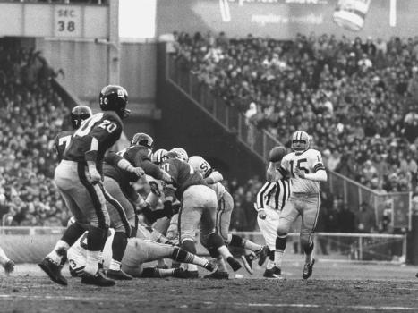 Ny Giants in Dark Jerseys, in a Football Game Against the Green Bay Packers  at Yankee Stadium' Premium Photographic Print - John Loengard
