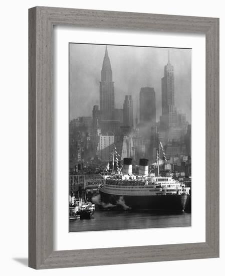 Oceanliner Queen Elizabeth Sailing in to Port-Andreas Feininger-Framed Photographic Print