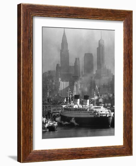 Oceanliner Queen Elizabeth Sailing in to Port-Andreas Feininger-Framed Photographic Print