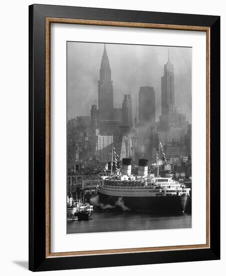 Oceanliner Queen Elizabeth Sailing in to Port-Andreas Feininger-Framed Photographic Print