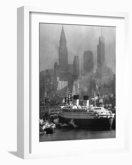 Oceanliner Queen Elizabeth Sailing in to Port-Andreas Feininger-Framed Photographic Print