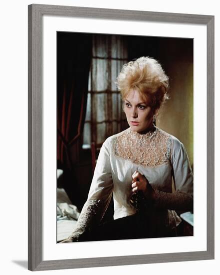 OF HUMAN BONDAGE, 1964 directed by KEN HUGHES Kim Novak (photo)-null-Framed Photo