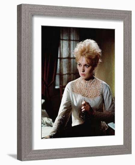 OF HUMAN BONDAGE, 1964 directed by KEN HUGHES Kim Novak (photo)-null-Framed Photo