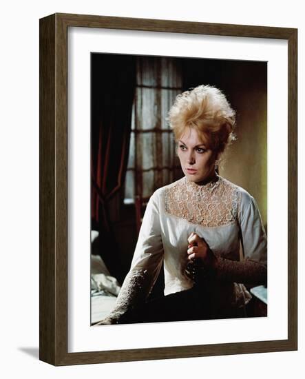 OF HUMAN BONDAGE, 1964 directed by KEN HUGHES Kim Novak (photo)-null-Framed Photo