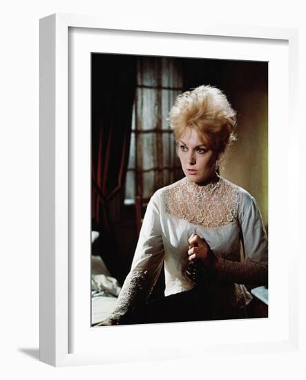 OF HUMAN BONDAGE, 1964 directed by KEN HUGHES Kim Novak (photo)-null-Framed Photo