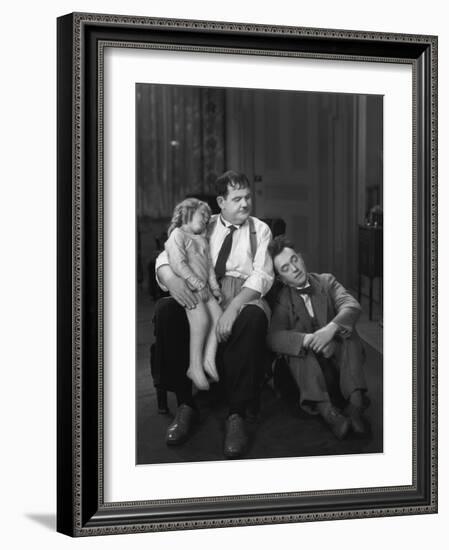 Oliver Hardy, Stan Laurel, Jacquie Lyn, Pack Up Your Troubles, 1932-null-Framed Photographic Print