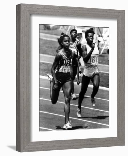 Olympic Games in Los Angeles, 1984 : American Evelyn Ashford Winning the 100M, on R : Heather Oaks-null-Framed Photo
