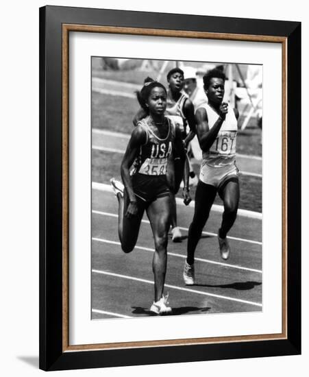 Olympic Games in Los Angeles, 1984 : American Evelyn Ashford Winning the 100M, on R : Heather Oaks-null-Framed Photo