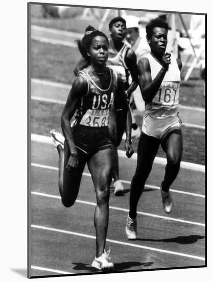 Olympic Games in Los Angeles, 1984 : American Evelyn Ashford Winning the 100M, on R : Heather Oaks-null-Mounted Photo