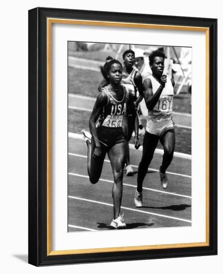Olympic Games in Los Angeles, 1984 : American Evelyn Ashford Winning the 100M, on R : Heather Oaks-null-Framed Photo