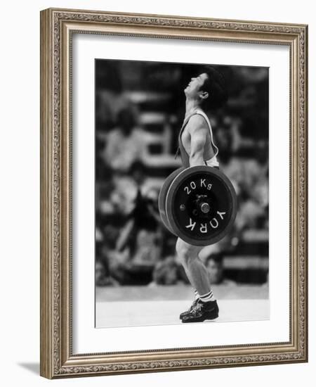 Olympic Games in Los Angeles, 1984 : Weightlifting: Chinese Wu Shude July 30, 1984-null-Framed Photo