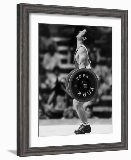Olympic Games in Los Angeles, 1984 : Weightlifting: Chinese Wu Shude July 30, 1984-null-Framed Photo