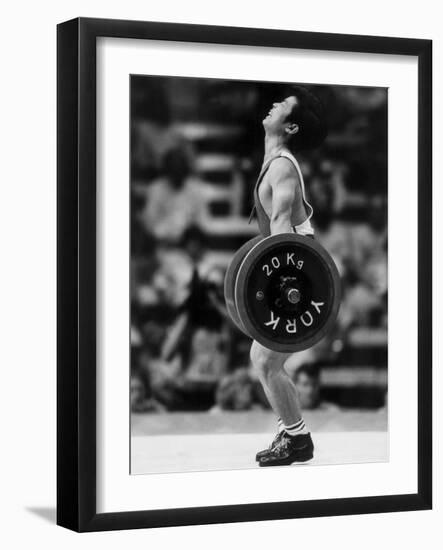 Olympic Games in Los Angeles, 1984 : Weightlifting: Chinese Wu Shude July 30, 1984-null-Framed Photo