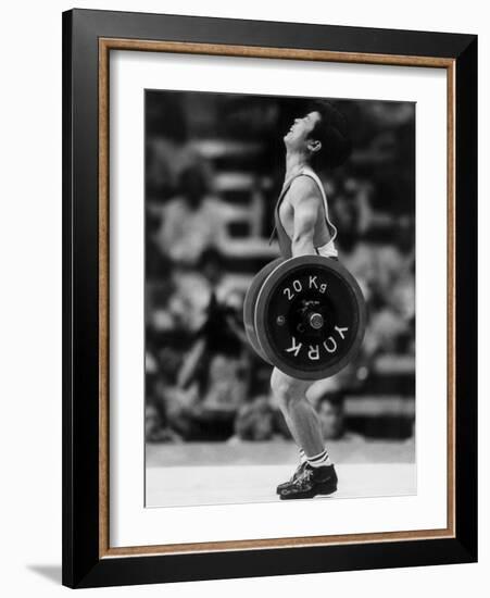 Olympic Games in Los Angeles, 1984 : Weightlifting: Chinese Wu Shude July 30, 1984-null-Framed Photo