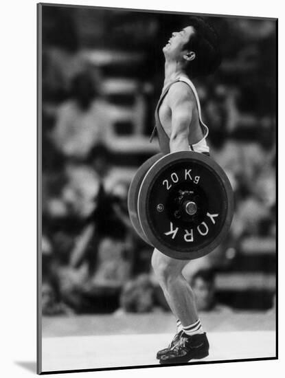 Olympic Games in Los Angeles, 1984 : Weightlifting: Chinese Wu Shude July 30, 1984-null-Mounted Photo