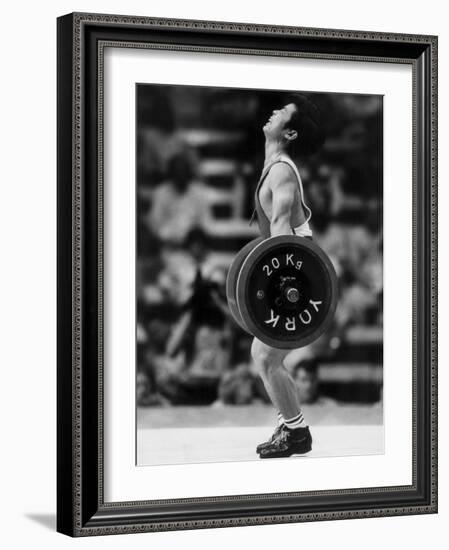 Olympic Games in Los Angeles, 1984 : Weightlifting: Chinese Wu Shude July 30, 1984-null-Framed Photo