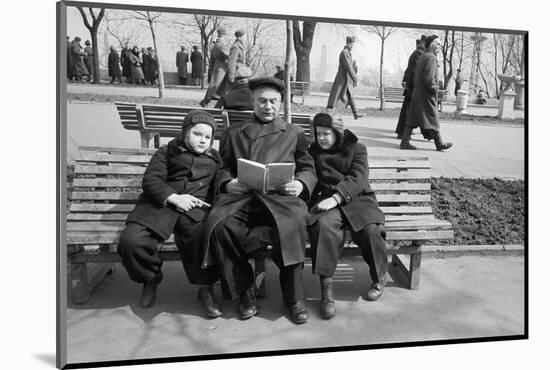 On a parkbench in Yalta, a grandfather reads to his grandchildren. Yalta,1958.-Erich Lessing-Mounted Photographic Print
