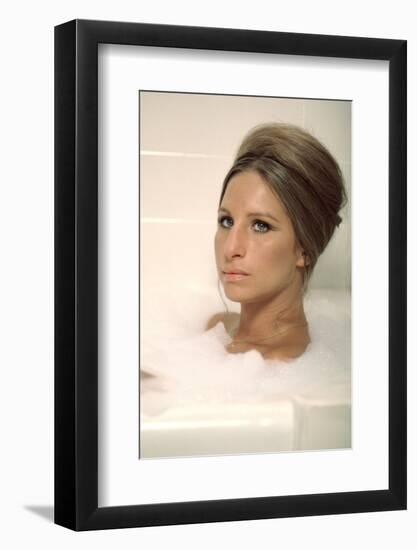 On s'fait la valise Docteur ? WHAT'S UP, DOC? by Peter Bogdanovich with Barbra Streisand, 1972 (pho-null-Framed Photo