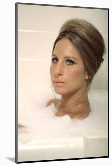 On s'fait la valise Docteur ? WHAT'S UP, DOC? by Peter Bogdanovich with Barbra Streisand, 1972 (pho-null-Mounted Photo