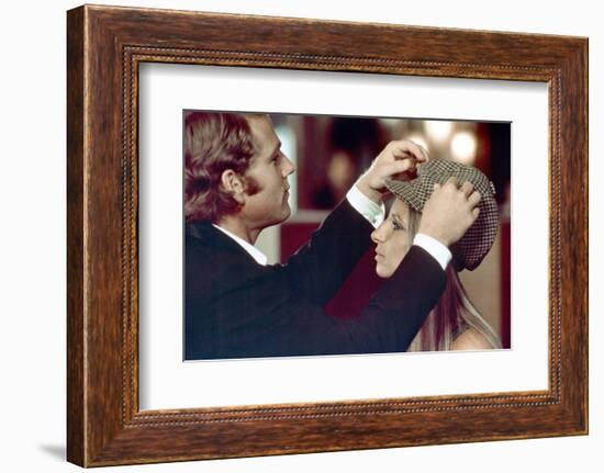 On s'fait la valise Docteur ? WHAT'S UP, DOC? by Peter Bogdanovich with Barbra Streisand and Ryan O-null-Framed Photo