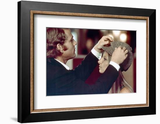 On s'fait la valise Docteur ? WHAT'S UP, DOC? by Peter Bogdanovich with Barbra Streisand and Ryan O-null-Framed Photo