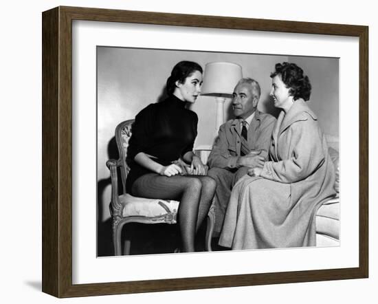 On the set ; Elizabeth Taylor and his parents, Francis and Sara Taylor. LOVE IS BETTER THAN EVER, 1-null-Framed Photo