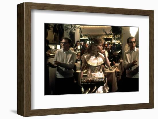 On the set, Woody Allen directs Mia Farrow. RADIO DAYS, 1987 directed by Woody Allen (photo)-null-Framed Photo