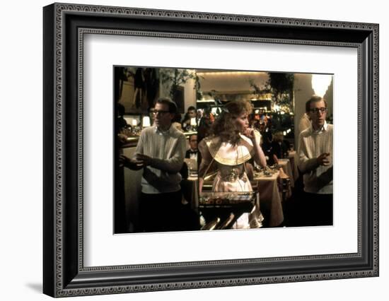 On the set, Woody Allen directs Mia Farrow. RADIO DAYS, 1987 directed by Woody Allen (photo)-null-Framed Photo