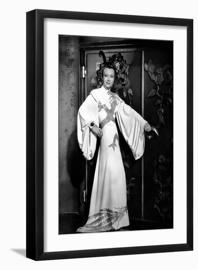 ONA MUNSON. "THE SHANGHAI GESTURE" [1941], directed by JOSEF VON STERNBERG.-null-Framed Premium Photographic Print