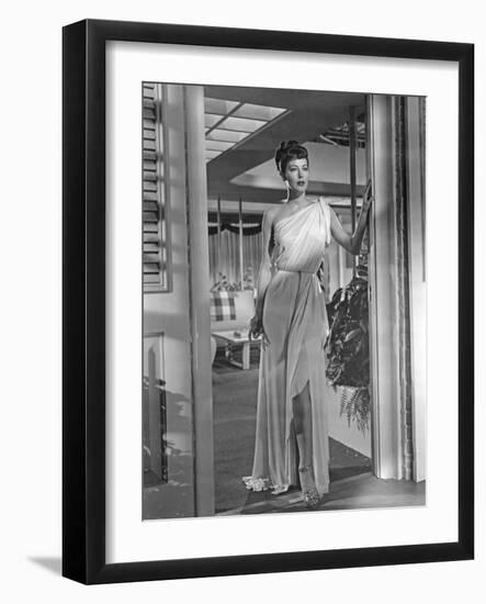 ONE TOUCH OF VENUS, 1948 directed by WILLIAM A. SEITER Ava Gardner (b/w photo)-null-Framed Photo