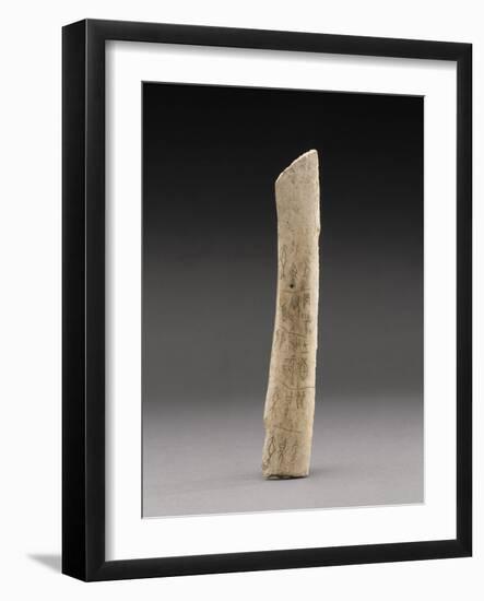 Os oraculaire avec une inscription de vingt et un caractères archaïques-null-Framed Giclee Print