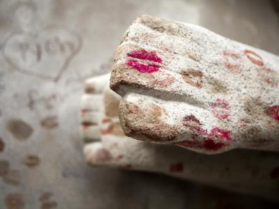 'Oscar Wilde's Grave with Lipstick, Pere Lachaise Cemetery ...
