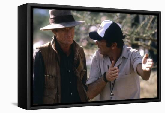 OUT OF AFRICA, 1985 directed by SYDNEY POLLACK On the set, Sydney Pollack directs Rober Redford (ph-null-Framed Stretched Canvas