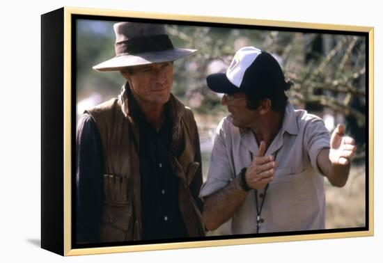 OUT OF AFRICA, 1985 directed by SYDNEY POLLACK On the set, Sydney Pollack directs Rober Redford (ph-null-Framed Stretched Canvas