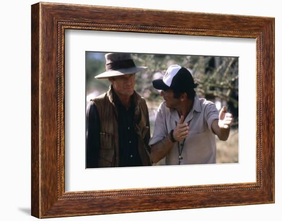 OUT OF AFRICA, 1985 directed by SYDNEY POLLACK On the set, Sydney Pollack directs Rober Redford (ph-null-Framed Photo