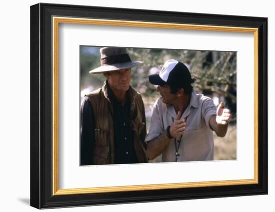 OUT OF AFRICA, 1985 directed by SYDNEY POLLACK On the set, Sydney Pollack directs Rober Redford (ph-null-Framed Photo