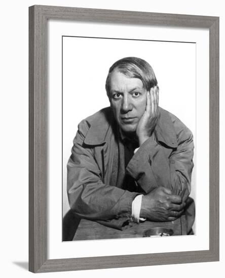 Pablo Picasso (1881-1973)-Man Ray-Framed Photographic Print