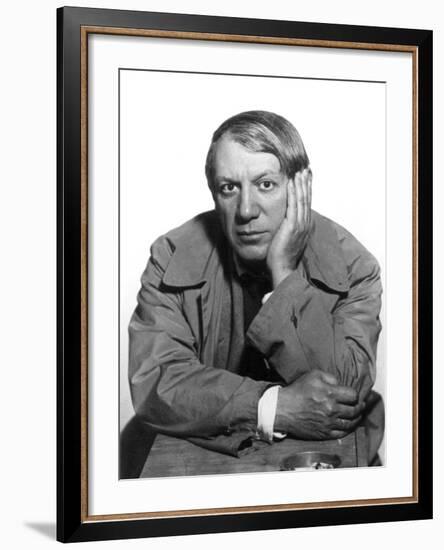 Pablo Picasso (1881-1973)-Man Ray-Framed Photographic Print