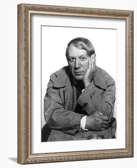 Pablo Picasso (1881-1973)-Man Ray-Framed Photographic Print