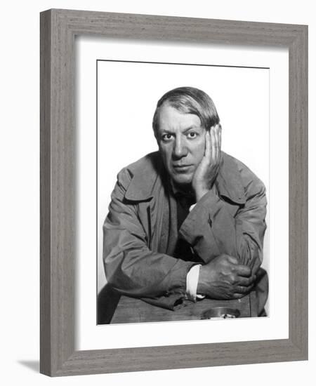 Pablo Picasso (1881-1973)-Man Ray-Framed Photographic Print