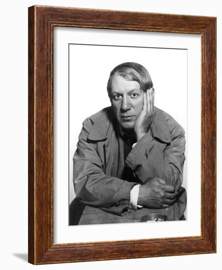 Pablo Picasso (1881-1973)-Man Ray-Framed Photographic Print