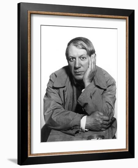 Pablo Picasso (1881-1973)-Man Ray-Framed Photographic Print